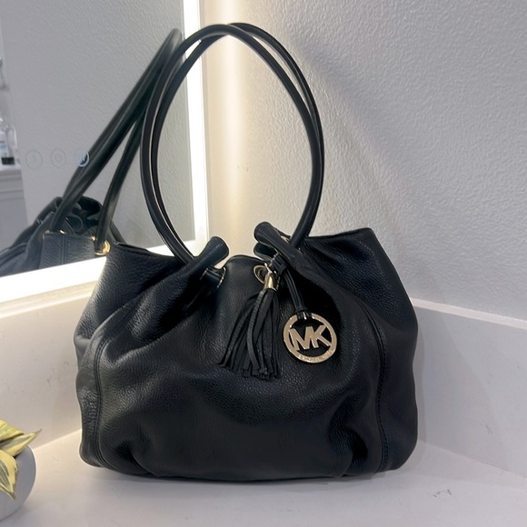 Michael Kors Black Shoulder Bag with Pebbled Leather - Picture 1 of 13